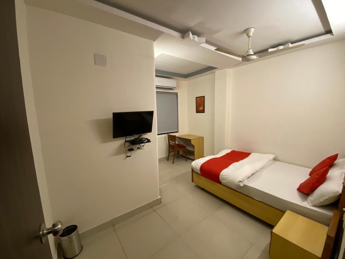 Hotel Riverfront Ahmedabad Exterior photo