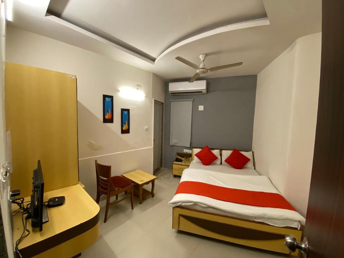 Hotel Riverfront Ahmedabad Exterior photo