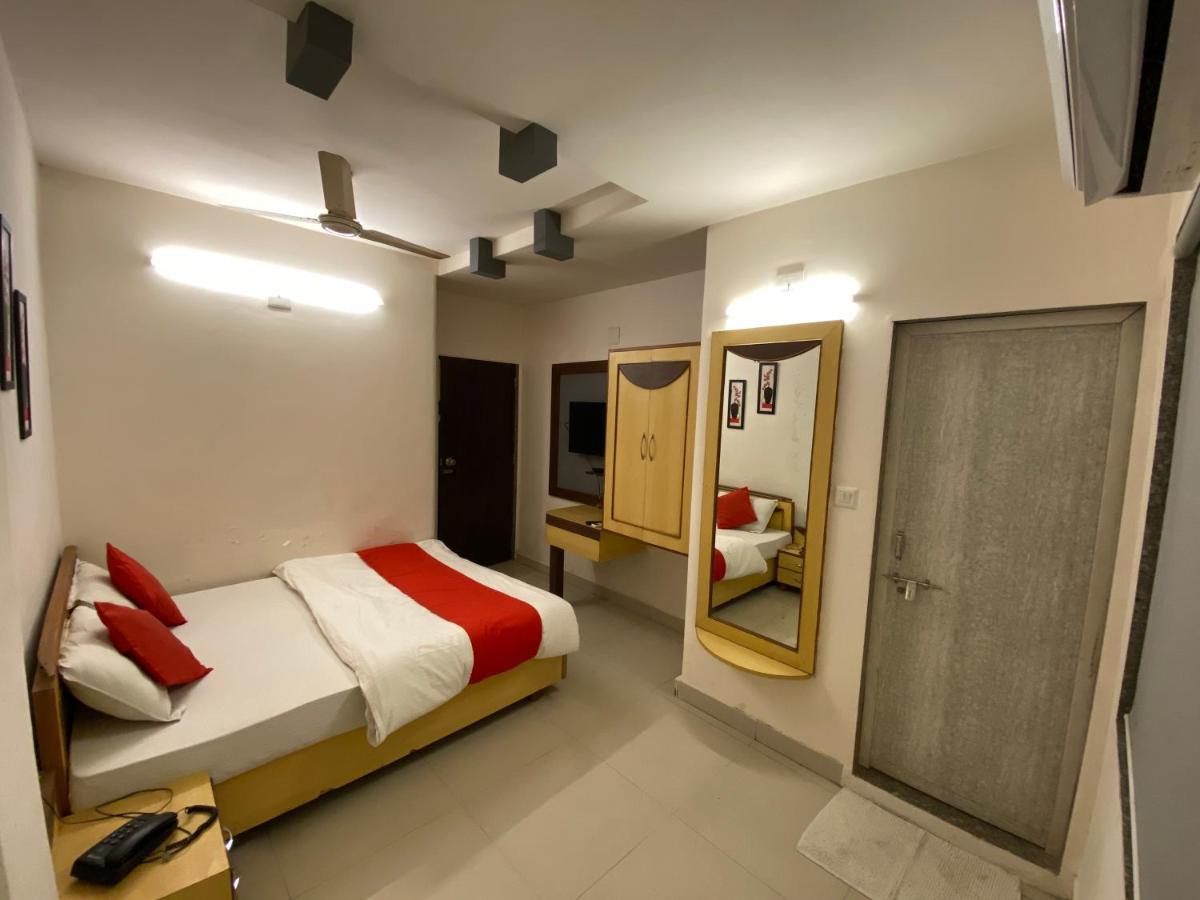 Hotel Riverfront Ahmedabad Exterior photo